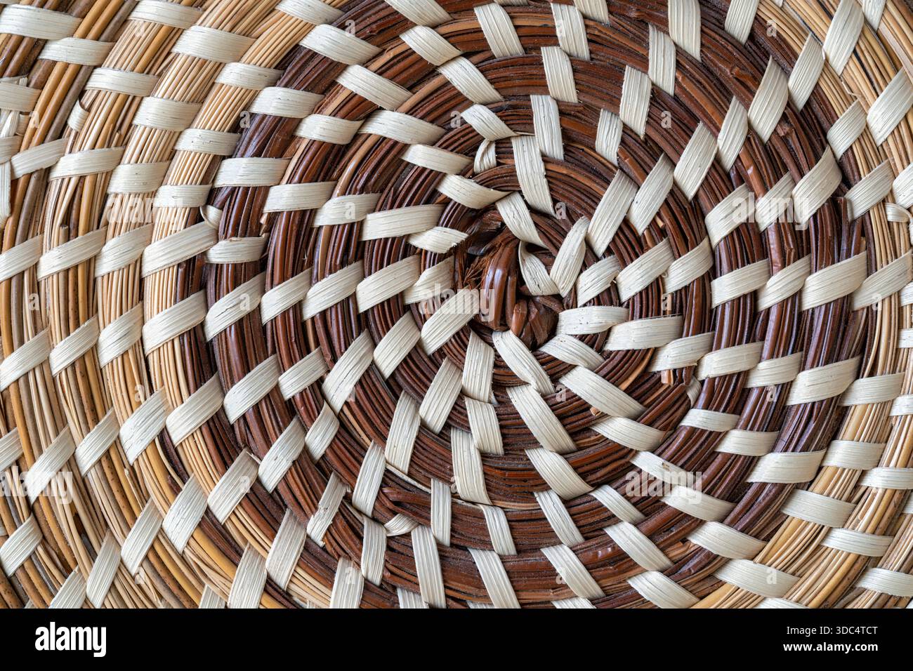 Il dettaglio della parte inferiore di una ciotola di vimini intrecciata Foto Stock