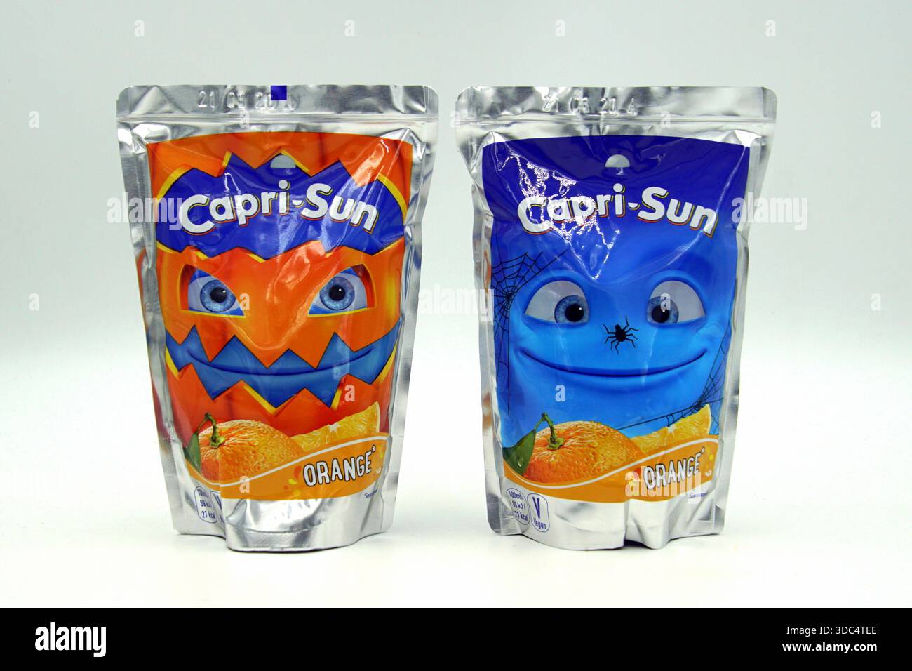 Zaandam, Paesi Bassi - 27 ottobre 2019: Pacchetti di Capri Sun, una marca di succo concentrato di bevanda Foto Stock