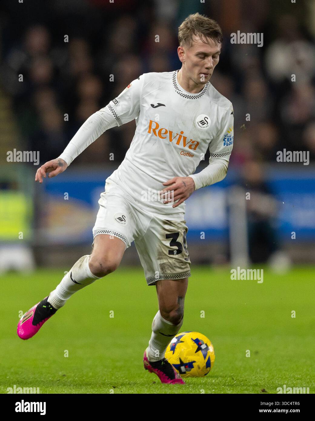 Swansea, Regno Unito. 19 dicembre 2025. Ethan Galbraith di Swansea City attacca durante la partita del campionato EFL Skybet, Swansea City contro Wrexham allo Stadio Swansea.com di Swansea, Galles, venerdì 19 dicembre 2025. Questa immagine può essere utilizzata solo per scopi editoriali. Solo per uso editoriale, foto di Kara Thomas/Andrew Orchard/fotografia sportiva Alamy Live news Foto Stock