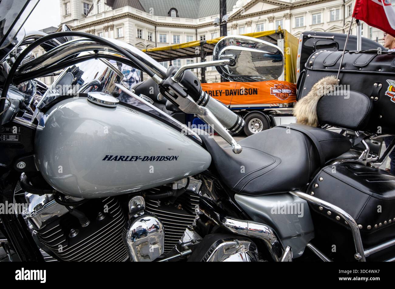 Moto da turismo Harley-Davidson con borse da sella in pelle esposte al rally Harley di Varsavia. Foto Stock