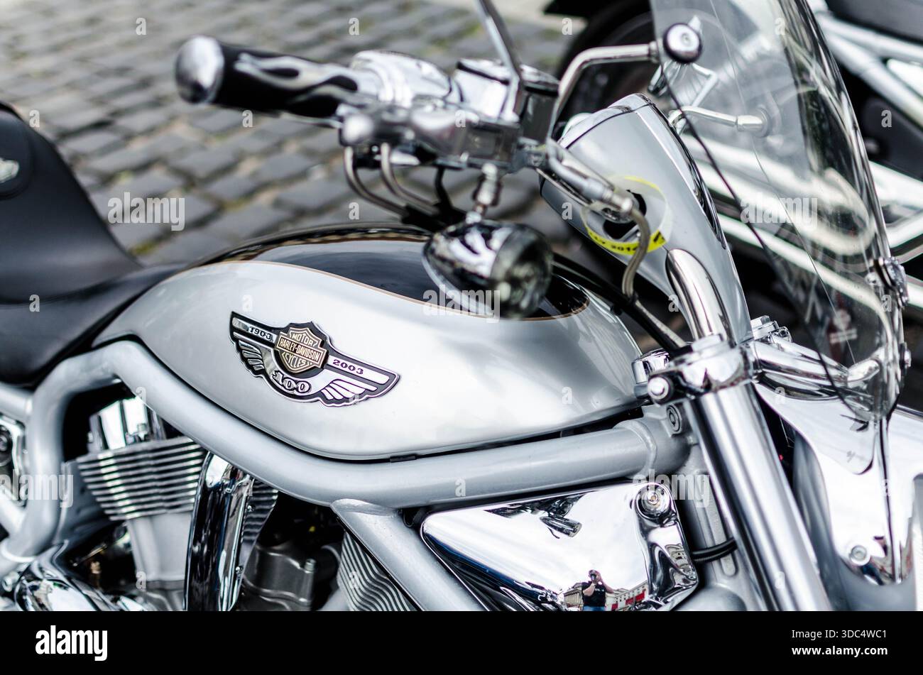 Serbatoio carburante Harley-Davidson argento con badge anniversario e parabrezza al rally motociclistico di Varsavia. Foto Stock