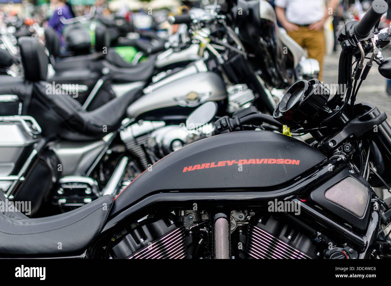 Linea di motociclette Harley-Davidson nera opaca con serbatoio carburante con logo durante il rally motociclistico di Varsavia. Foto Stock