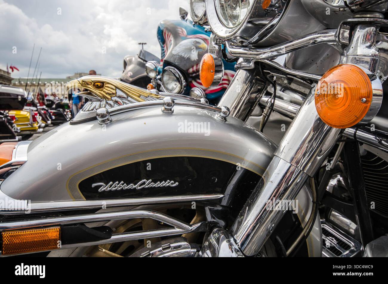 Parafango anteriore Harley-Davidson Ultra Classic con ornamento a aquila al rally Harley di Varsavia. Foto Stock