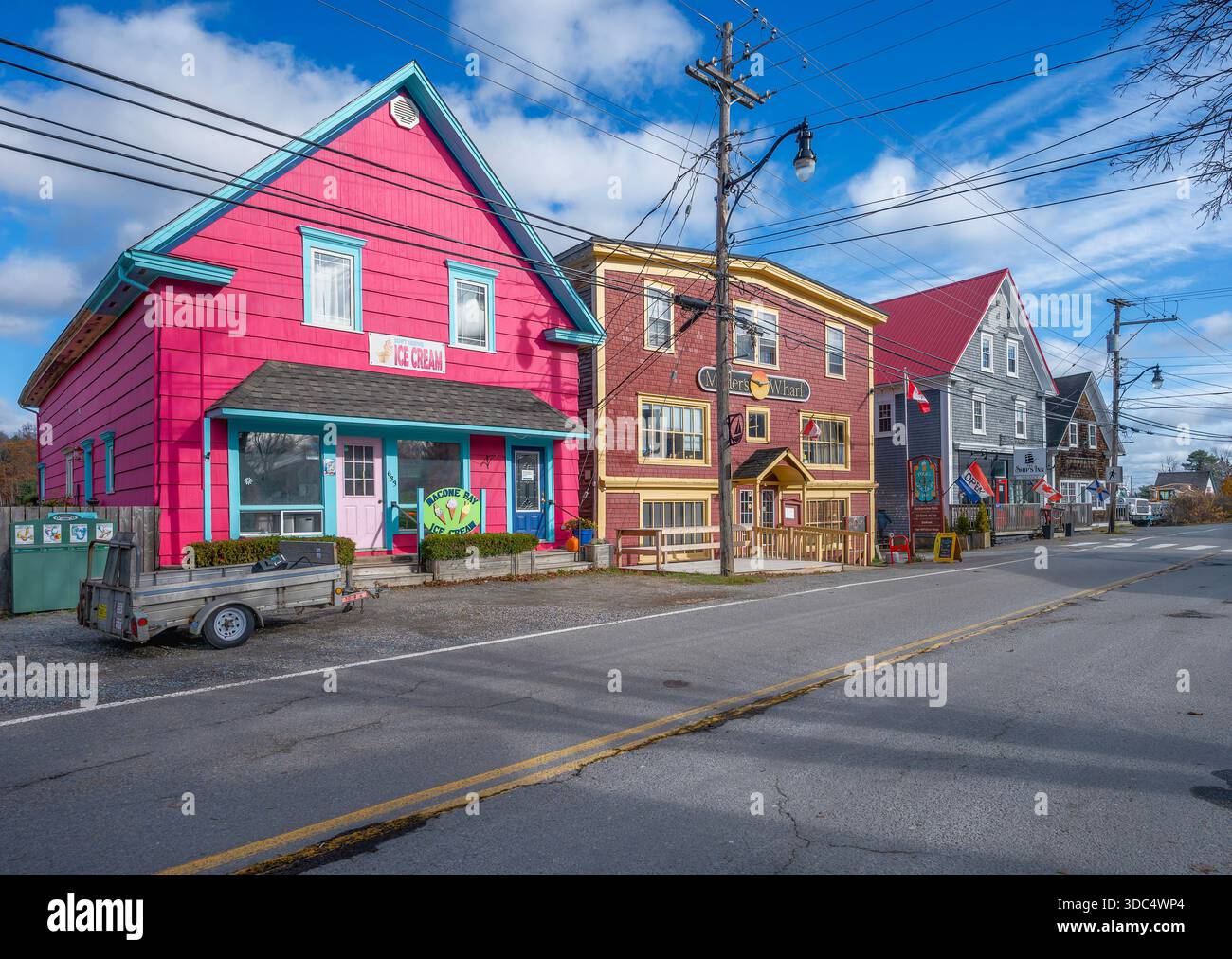 Mahone Bay, nuova Scozia, Canada – 12 novembre 2025: Esterno del Macone Bay Ice Cream Shop e di altre aziende su Main Street Foto Stock