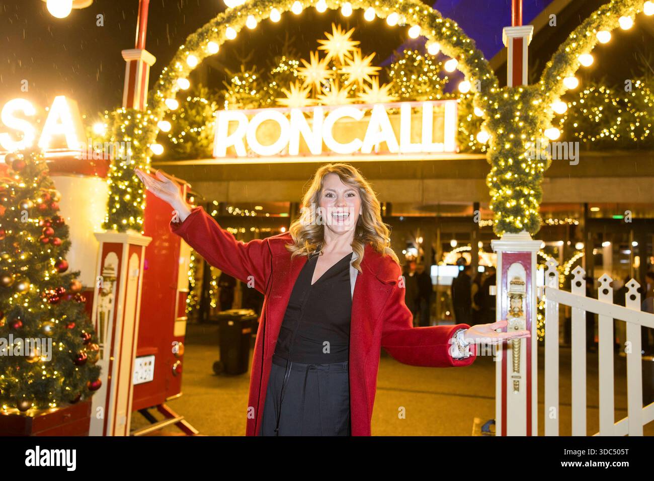 Roncalli Weihnachtscircus, Show und Promis im Tempodrom, Berlino, 19.12.2025 Luise Bähr bei der Premiere des 21. Roncalli Weihnachtscircus im Berliner Tempodrom, ore 19.12.2025. Tempodrom di Berlino *** Roncalli WeihnachtsCircus, spettacolo e celebrità al Tempodrom di Berlino, 19 12 2025 Luise Bähr alla prima del 21 Roncalli WeihnachtsCircus originale al Tempodrom di Berlino il 19 12 2025 Tempodrom di Berlino Copyright: XBenxKriemannx Foto Stock