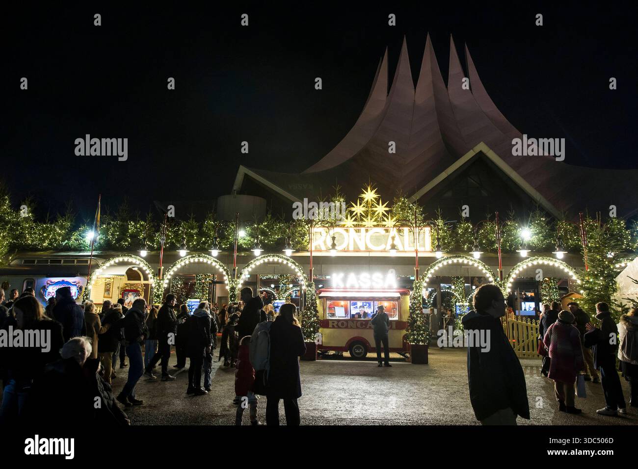 Roncalli Weihnachtscircus, Show und Promis im Tempodrom, Berlin, 19.12.2025 Überblick bei der Premiere des 21. Roncalli Weihnachtscircus im Berliner Tempodrom, ore 19.12.2025. Tempodrom di Berlino *** Roncalli WeihnachtsCircus, spettacolo e celebrità al Tempodrom di Berlino, 19 12 2025 Panoramica alla prima dei 21 Roncalli WeihnachtsCircus originali al Tempodrom di Berlino il 19 12 2025 Tempodrom di Berlino Copyright: XBenxKriemannx Foto Stock