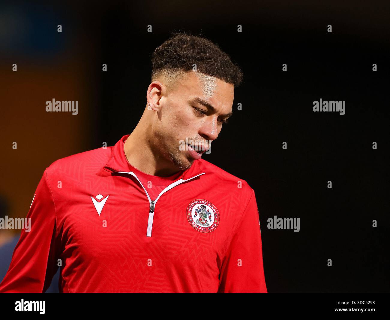 CAMBRIDGE, INGHILTERRA - 19 DICEMBRE: Isaac Sinclair dell'Accrington Stanley si scalda prima della partita EFL League Two tra Cambridge United e Accrington Stanley all'Abbey Stadium di Cambridge il 19 dicembre 2025 a Cambridge, Regno Unito. (Foto di Mitch Davidson) Foto Stock