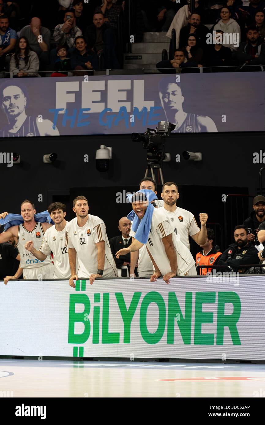 ISTANBUL, TURCHIA - 19 dicembre 2025 : la Bench Reaction della pallacanestro Dubai è in azione durante il Round 17 dell'EuroLeague Regular Season tra Anadolu Efes e Dubai Basketball al Basketball Development Center. Crediti: Ahmetozkanphotography/Alamy Live News Foto Stock