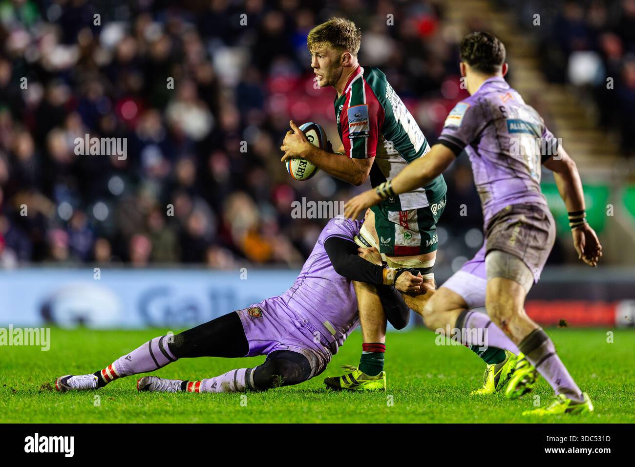 Leicester, Inghilterra, Regno Unito, 19 dicembre 2025. James Thompson dei Leicester Tigers fu placcato durante il Gallagher PREM Rugby match Leicester Tigers contro Gloucester Rugby Credit: Nick B Images/Alamy Foto Stock