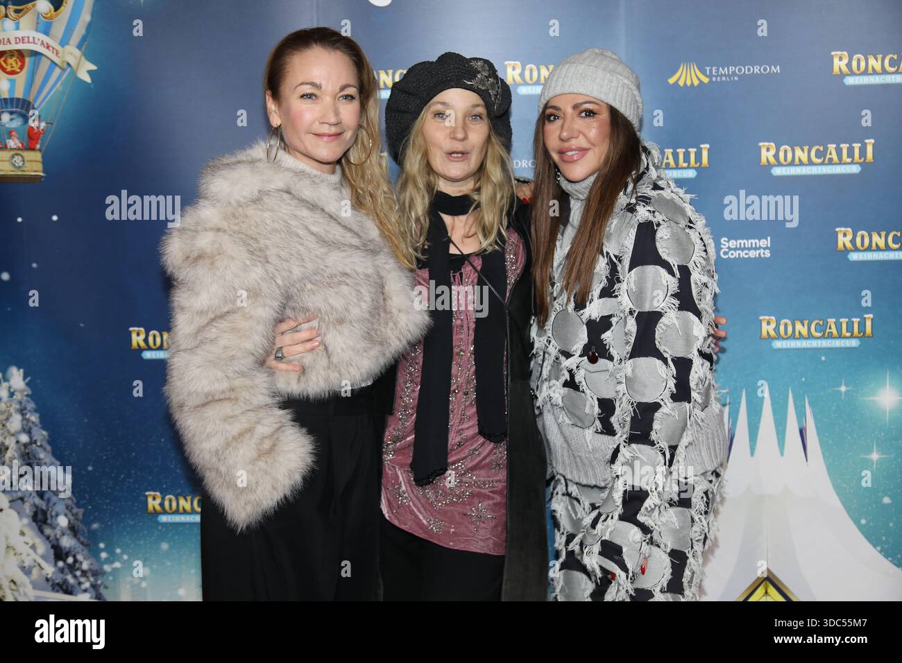 Berlino, 19.12.2025 Lisa Maria Potthoff, Jeanette Hain e Simone Thomalla bei der Premiere des 21. Roncalli Weihnachtscircus im Tempodrom originale a Berlino foto: Matthias Gränzdörfer Foto Stock