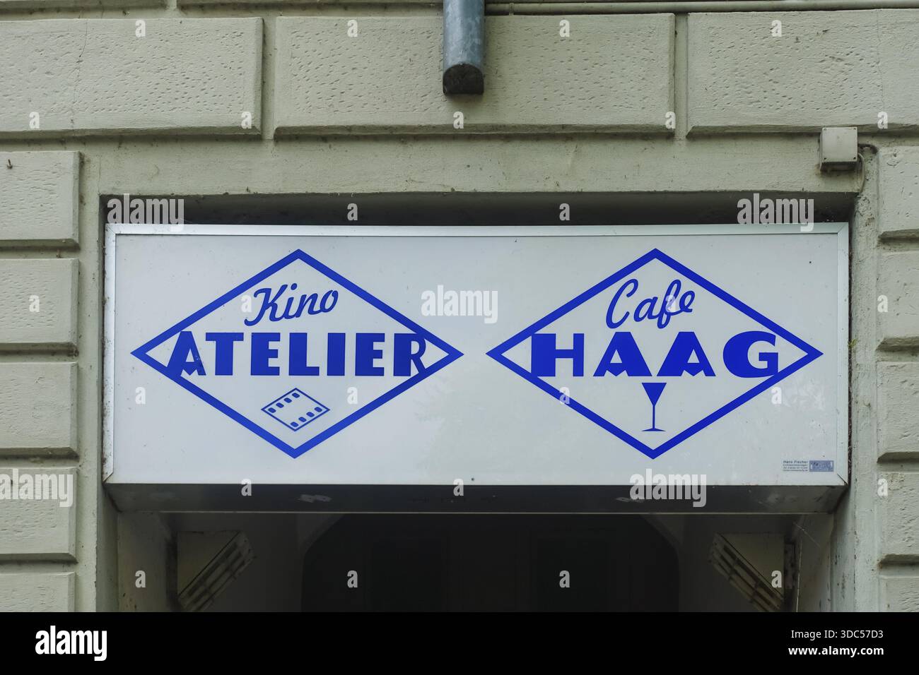 Cartello, cartellone, sala cinematografica, Cafe Haag, casa tradizionale, scrittura, lettere blu, Tuebingen, Baden-Wuerttemberg, Germania Foto Stock