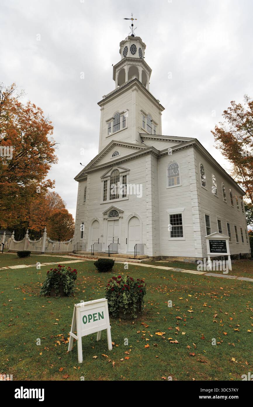First Congregational Church of Bennington, chiesa storica, campanile a più livelli, insegna aperta, architettura coloniale della chiesa, foglie autunnali, indiano su Foto Stock