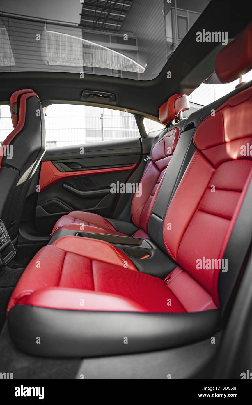 Interni moderni con sedili rossi e neri, Porsche Taycan e Deer car sharing. Calw, Germania Foto Stock