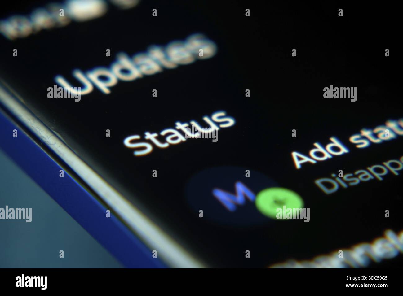 Primo piano dello schermo di uno smartphone con la sezione di aggiornamento dello stato di un'app Foto Stock
