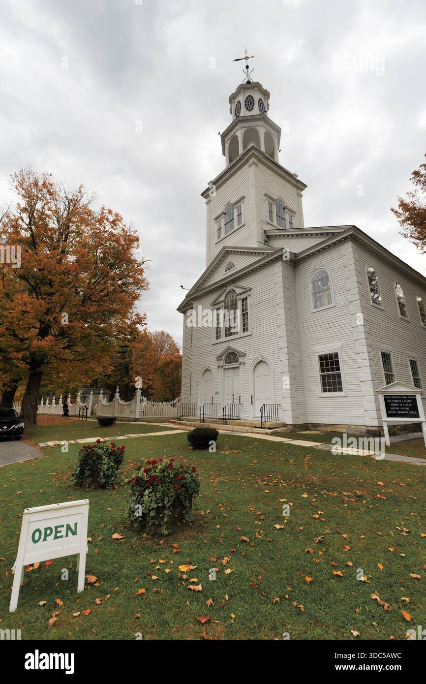 First Congregational Church of Bennington, chiesa storica, campanile a più livelli, insegna aperta, architettura coloniale della chiesa, foglie autunnali, indiano su Foto Stock