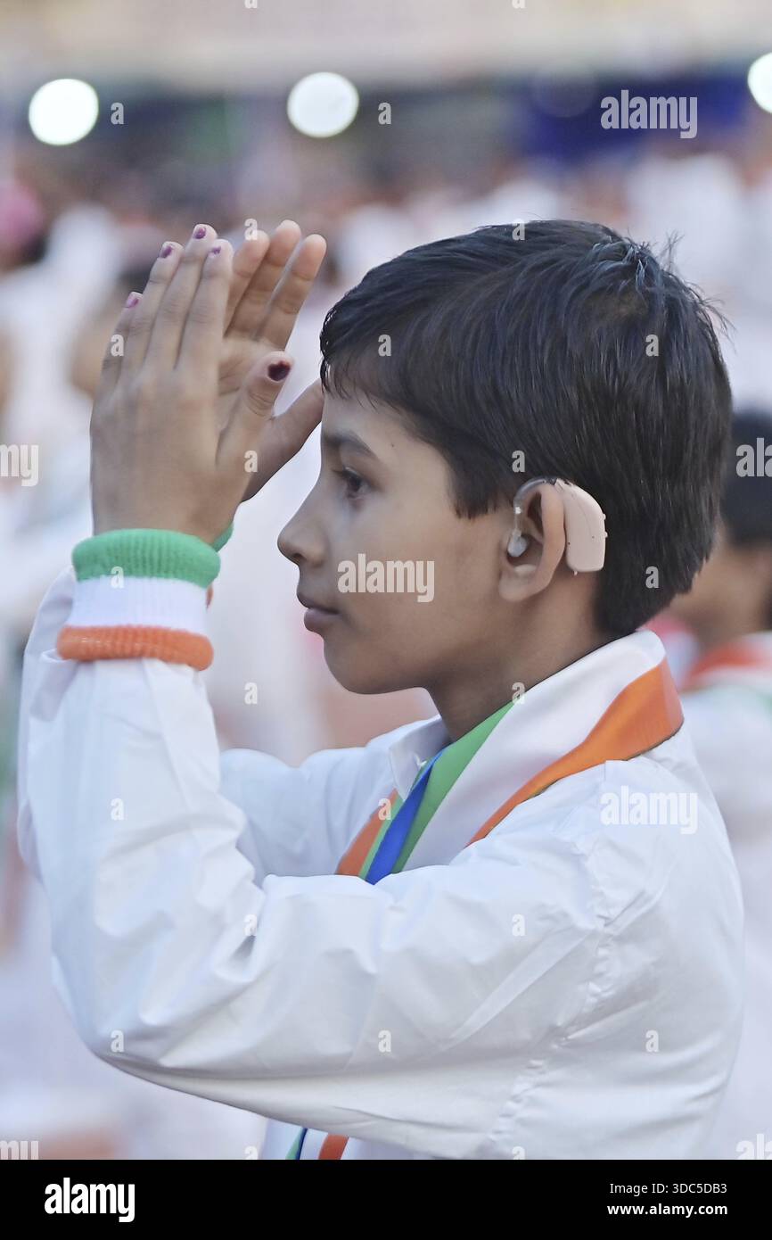 Agartala, Tripura, India, 15-12-2025: I bambini diversamente abili si vedono esibirsi in programmi culturali durante l'inaugurazione di Khelo Tripura Pa Foto Stock
