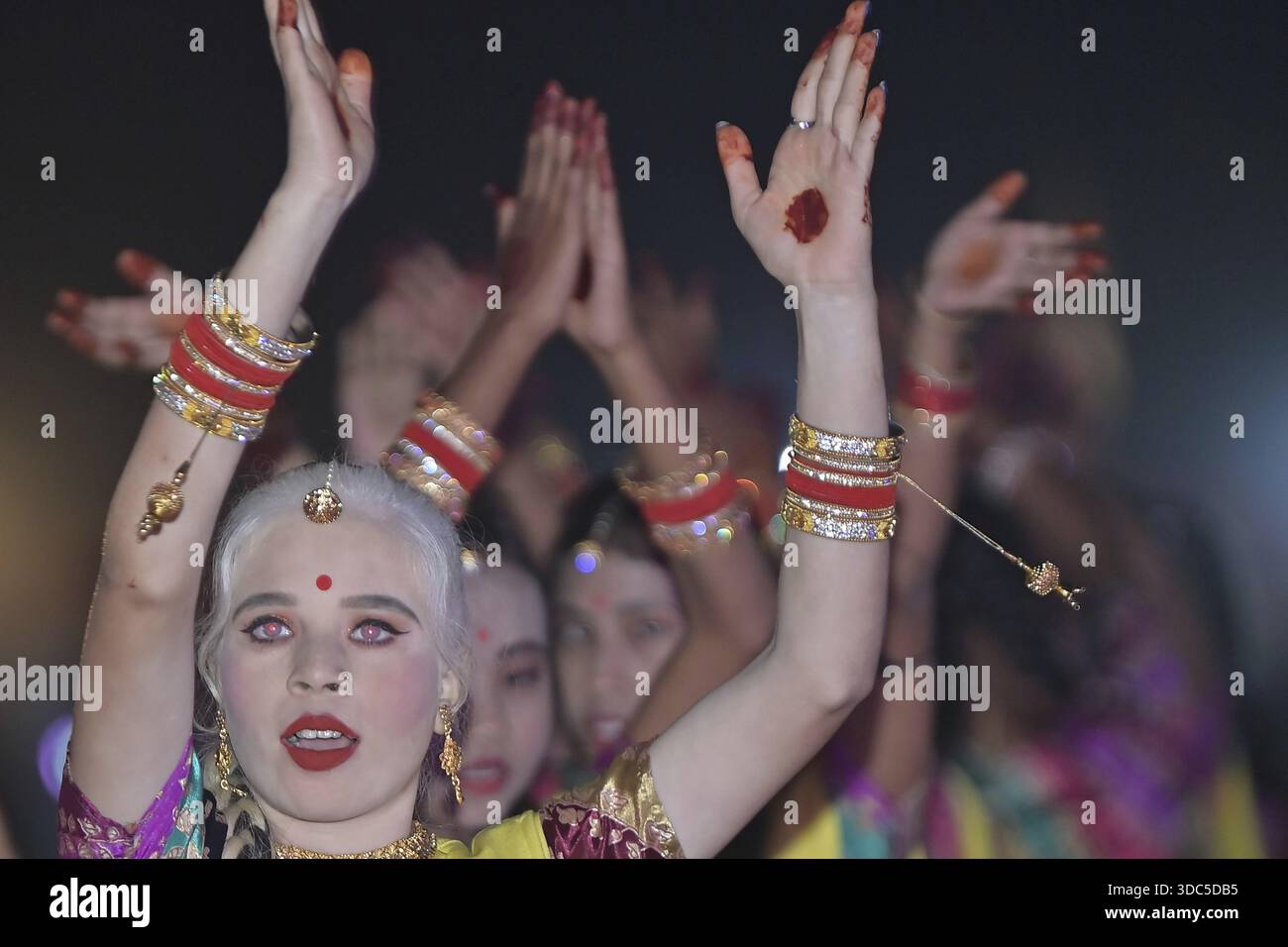 Agartala, Tripura, India, 15-12-2025: I bambini diversamente abili si vedono esibirsi in programmi culturali durante l'inaugurazione di Khelo Tripura Pa Foto Stock