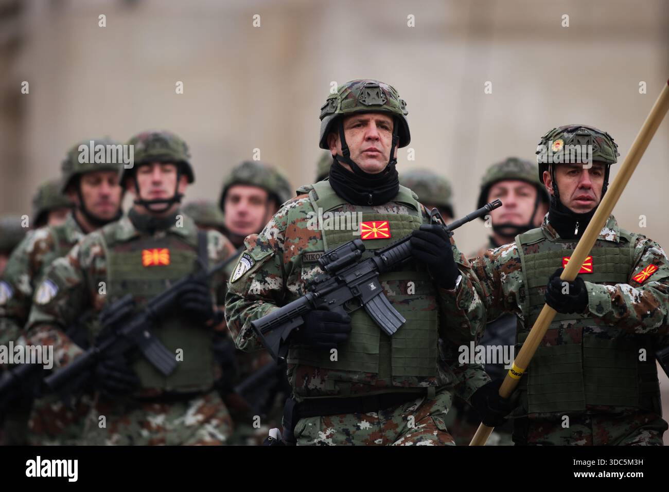 Bucarest, Romania - 1 dicembre 2025: I soldati della Macedonia del Nord partecipano alla parata militare della giornata nazionale rumena. Foto Stock