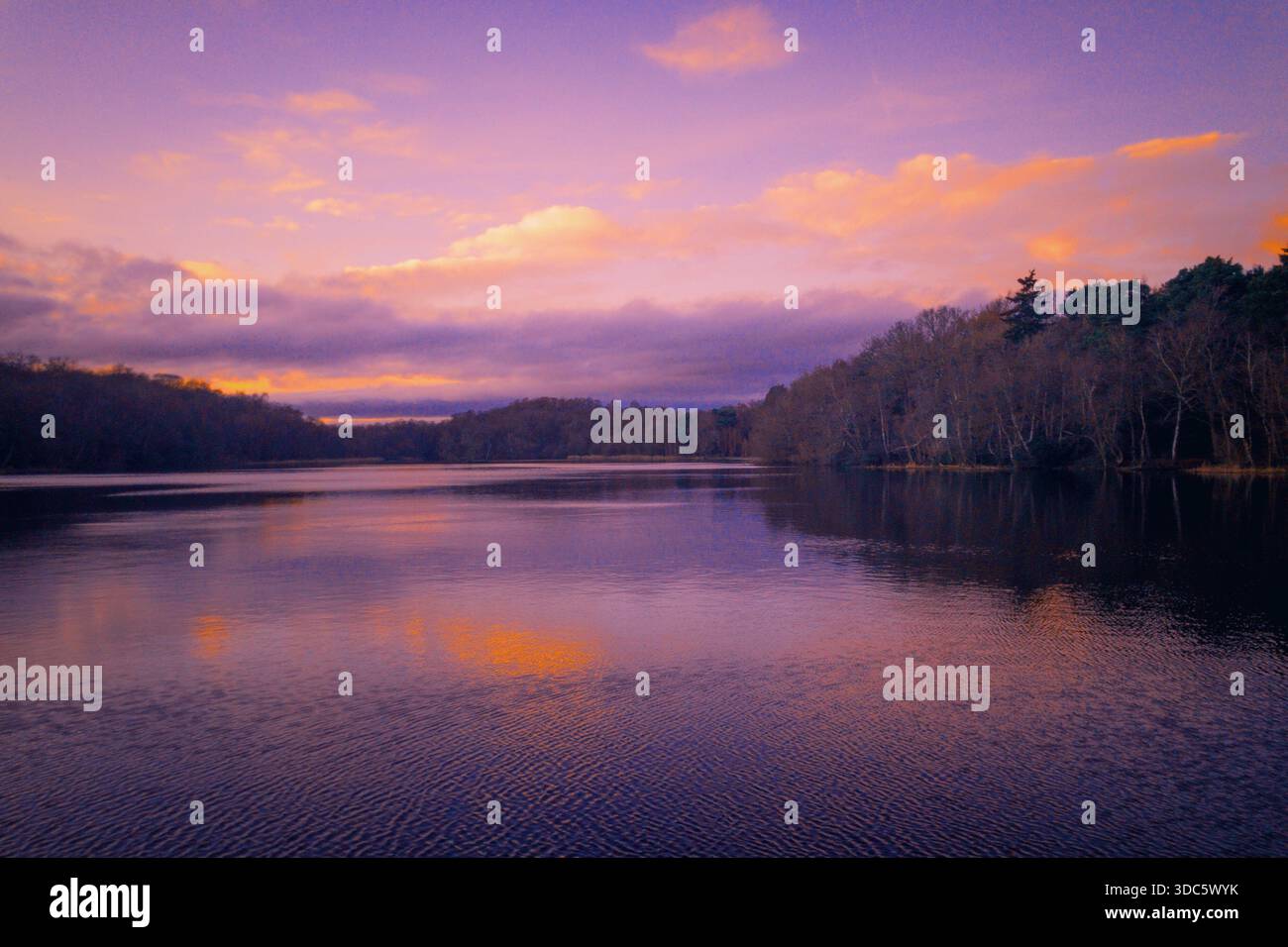 Tramonto su un lago a Sutton Park, Birmingham - Immagine stock catturata con smartphone