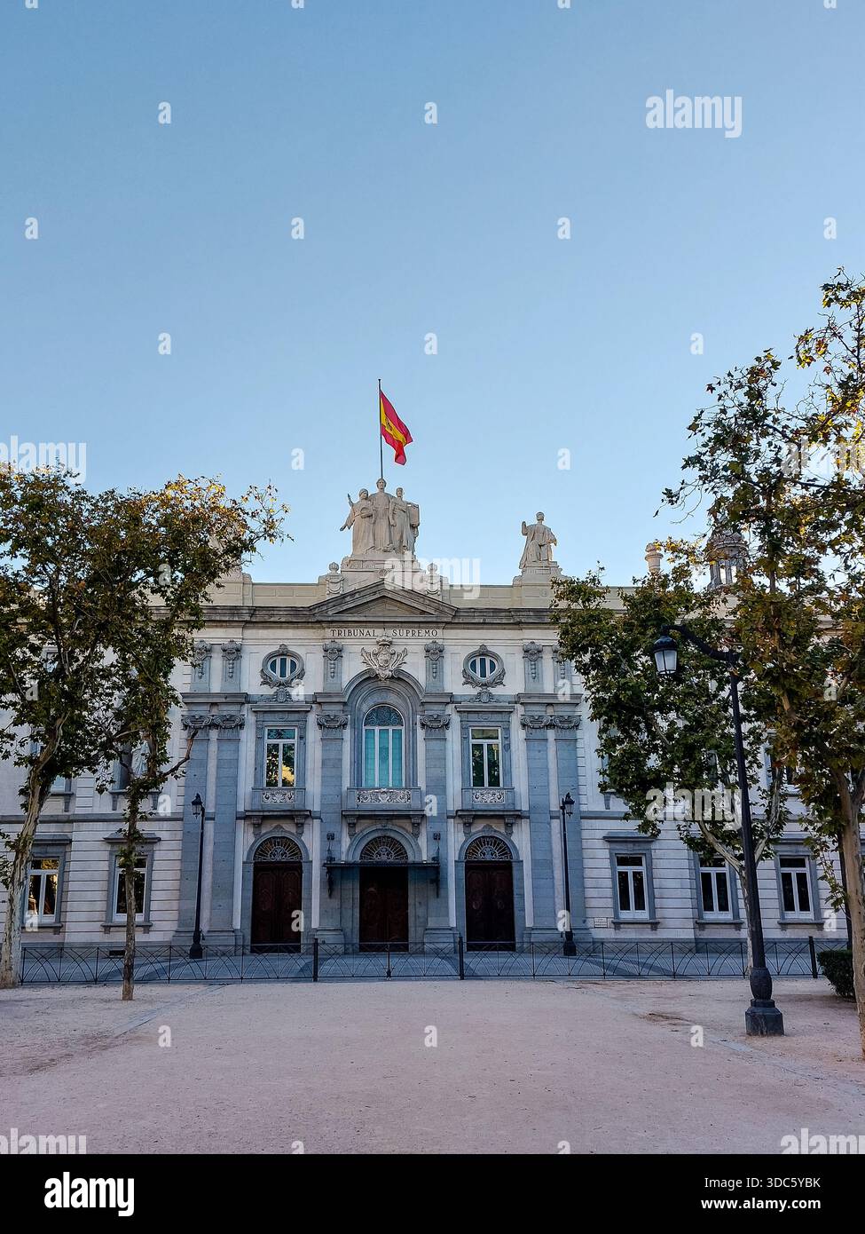 Madrid, Spagna - 5 dicembre 2025: La facciata dell'edificio della Corte Suprema a Madrid, Spagna Foto Stock