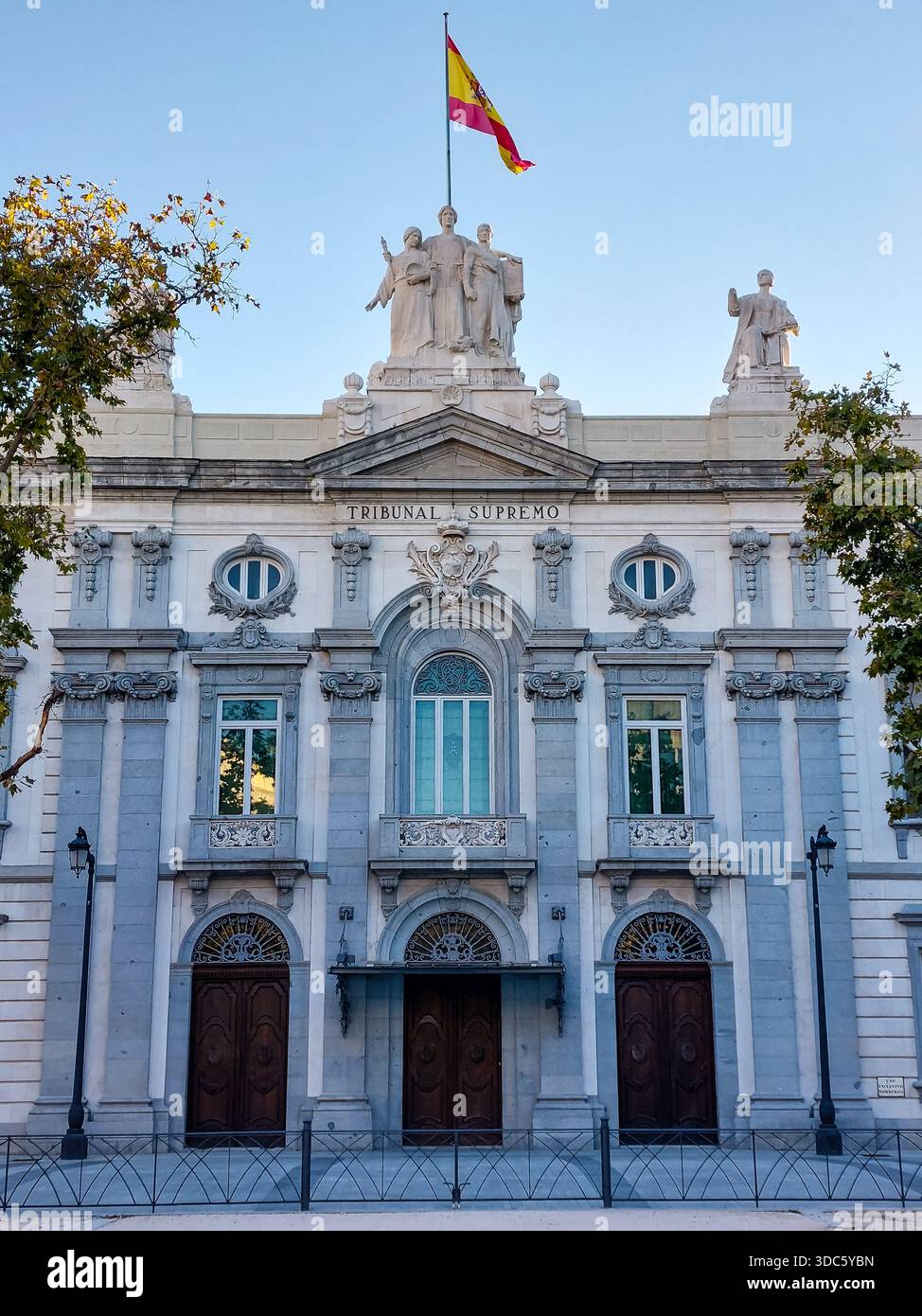 Madrid, Spagna - 5 dicembre 2025: La facciata dell'edificio della Corte Suprema a Madrid, Spagna Foto Stock