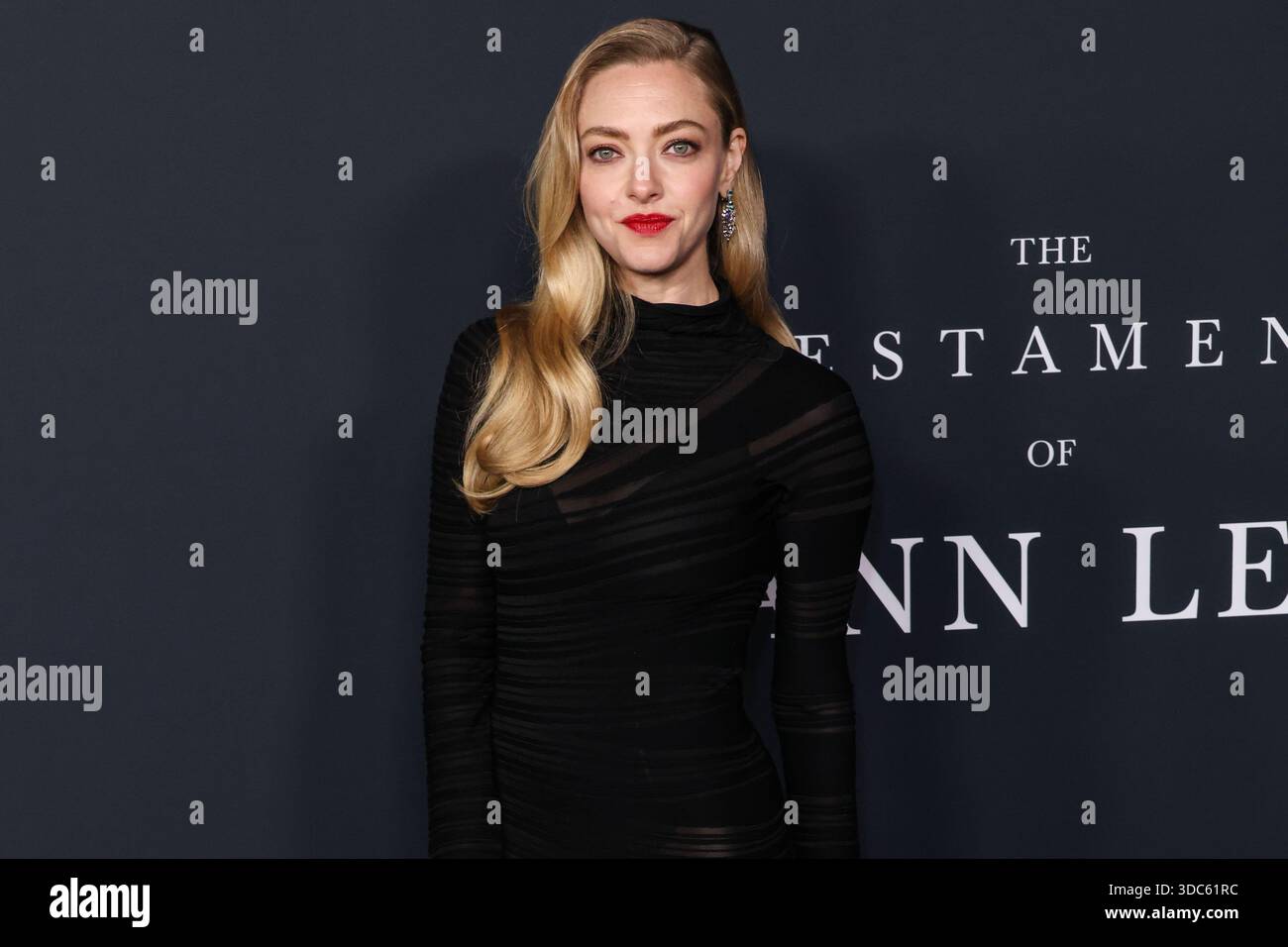 HOLLYWOOD, LOS ANGELES, CALIFORNIA, USA - 14 DICEMBRE: L'attrice americana Amanda Seyfried con Giorgio Armani arriva alla premiere di Los Angeles di "The Testament of Ann Lee" della Searchlight Pictures tenutasi presso l'Academy of Motion Picture Arts and Sciences - Linwood Dunn Theater il 14 dicembre 2025 a Hollywood, Los Angeles, California, Stati Uniti. (Foto di Xavier Collin/Image Press Agency) Foto Stock