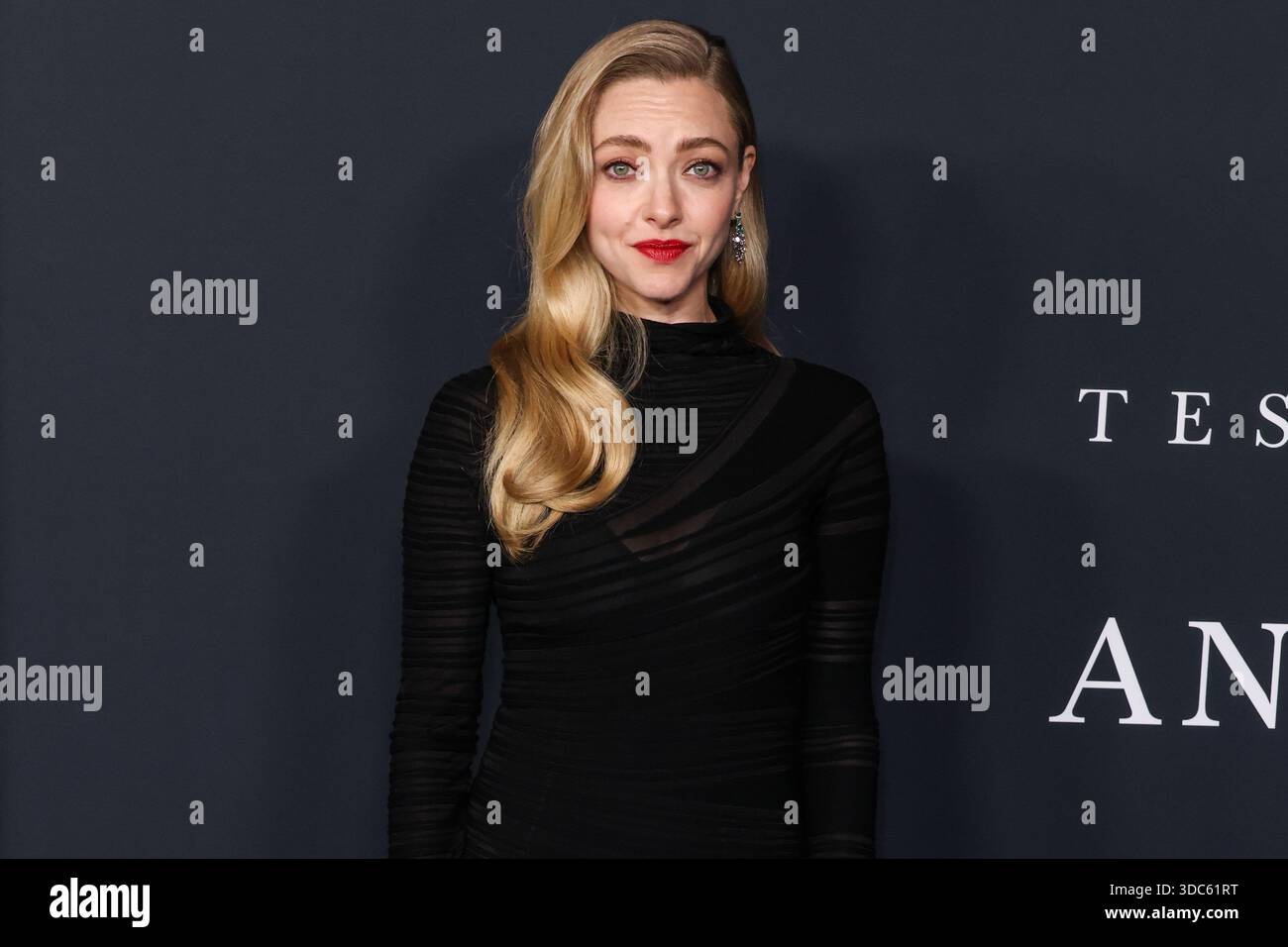 HOLLYWOOD, LOS ANGELES, CALIFORNIA, USA - 14 DICEMBRE: L'attrice americana Amanda Seyfried con Giorgio Armani arriva alla premiere di Los Angeles di "The Testament of Ann Lee" della Searchlight Pictures tenutasi presso l'Academy of Motion Picture Arts and Sciences - Linwood Dunn Theater il 14 dicembre 2025 a Hollywood, Los Angeles, California, Stati Uniti. (Foto di Xavier Collin/Image Press Agency) Foto Stock