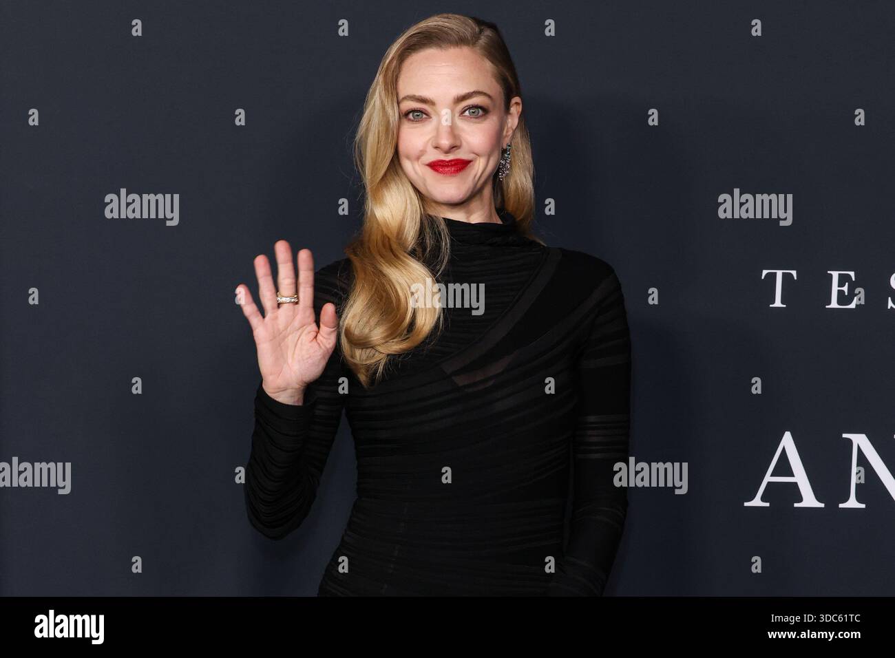 HOLLYWOOD, LOS ANGELES, CALIFORNIA, USA - 14 DICEMBRE: L'attrice americana Amanda Seyfried con Giorgio Armani arriva alla premiere di Los Angeles di "The Testament of Ann Lee" della Searchlight Pictures tenutasi presso l'Academy of Motion Picture Arts and Sciences - Linwood Dunn Theater il 14 dicembre 2025 a Hollywood, Los Angeles, California, Stati Uniti. (Foto di Xavier Collin/Image Press Agency) Foto Stock