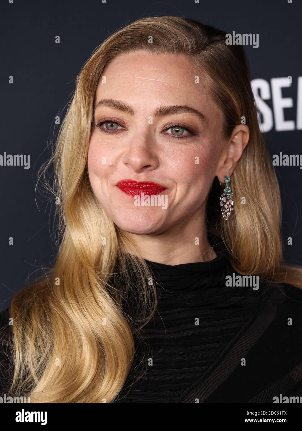 HOLLYWOOD, LOS ANGELES, CALIFORNIA, USA - 14 DICEMBRE: L'attrice americana Amanda Seyfried con Giorgio Armani arriva alla premiere di Los Angeles di "The Testament of Ann Lee" della Searchlight Pictures tenutasi presso l'Academy of Motion Picture Arts and Sciences - Linwood Dunn Theater il 14 dicembre 2025 a Hollywood, Los Angeles, California, Stati Uniti. (Foto di Xavier Collin/Image Press Agency) Foto Stock