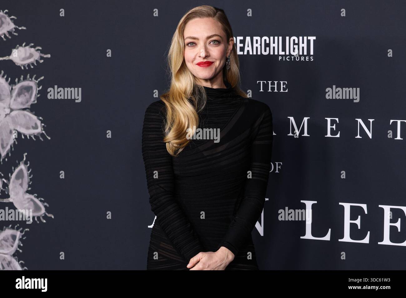HOLLYWOOD, LOS ANGELES, CALIFORNIA, USA - 14 DICEMBRE: L'attrice americana Amanda Seyfried con Giorgio Armani arriva alla premiere di Los Angeles di "The Testament of Ann Lee" della Searchlight Pictures tenutasi presso l'Academy of Motion Picture Arts and Sciences - Linwood Dunn Theater il 14 dicembre 2025 a Hollywood, Los Angeles, California, Stati Uniti. (Foto di Xavier Collin/Image Press Agency) Foto Stock