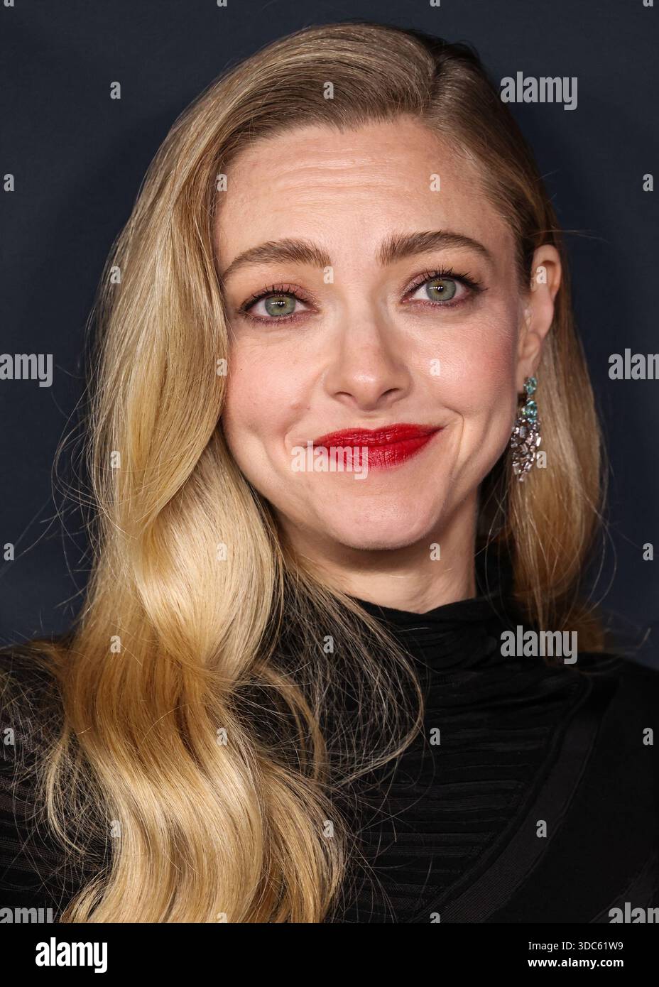 HOLLYWOOD, LOS ANGELES, CALIFORNIA, USA - 14 DICEMBRE: L'attrice americana Amanda Seyfried con Giorgio Armani arriva alla premiere di Los Angeles di "The Testament of Ann Lee" della Searchlight Pictures tenutasi presso l'Academy of Motion Picture Arts and Sciences - Linwood Dunn Theater il 14 dicembre 2025 a Hollywood, Los Angeles, California, Stati Uniti. (Foto di Xavier Collin/Image Press Agency) Foto Stock