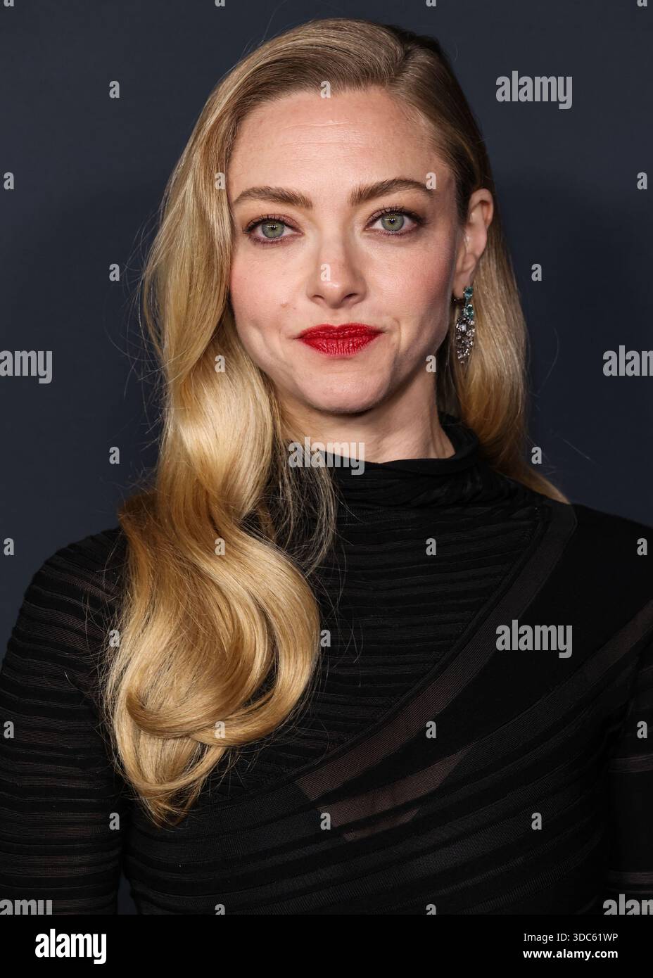 HOLLYWOOD, LOS ANGELES, CALIFORNIA, USA - 14 DICEMBRE: L'attrice americana Amanda Seyfried con Giorgio Armani arriva alla premiere di Los Angeles di "The Testament of Ann Lee" della Searchlight Pictures tenutasi presso l'Academy of Motion Picture Arts and Sciences - Linwood Dunn Theater il 14 dicembre 2025 a Hollywood, Los Angeles, California, Stati Uniti. (Foto di Xavier Collin/Image Press Agency) Foto Stock