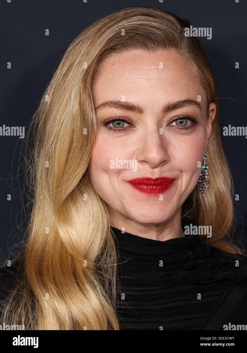 HOLLYWOOD, LOS ANGELES, CALIFORNIA, USA - 14 DICEMBRE: L'attrice americana Amanda Seyfried con Giorgio Armani arriva alla premiere di Los Angeles di "The Testament of Ann Lee" della Searchlight Pictures tenutasi presso l'Academy of Motion Picture Arts and Sciences - Linwood Dunn Theater il 14 dicembre 2025 a Hollywood, Los Angeles, California, Stati Uniti. (Foto di Xavier Collin/Image Press Agency) Foto Stock