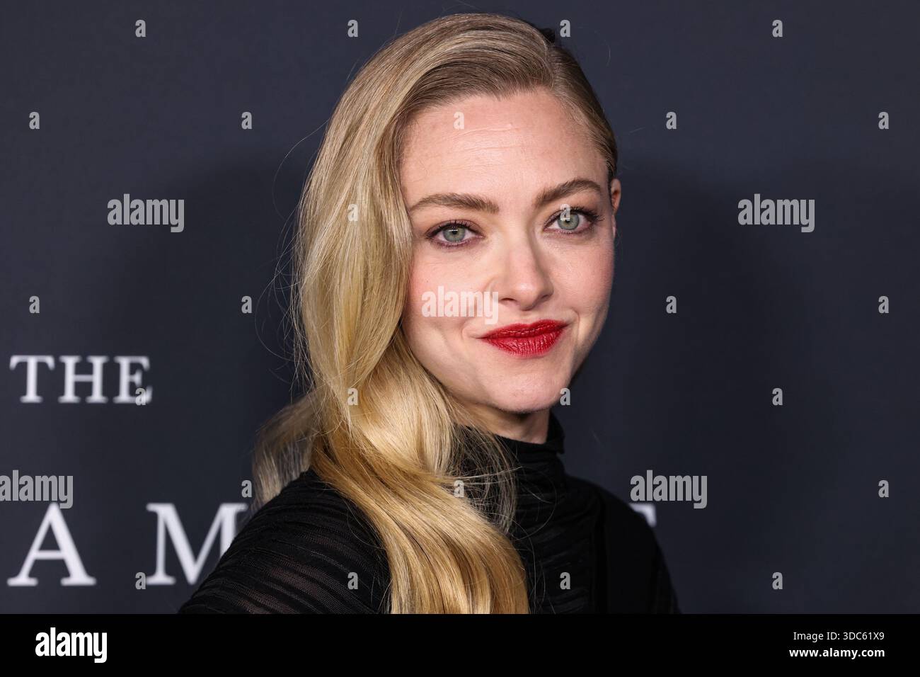 HOLLYWOOD, LOS ANGELES, CALIFORNIA, USA - 14 DICEMBRE: L'attrice americana Amanda Seyfried con Giorgio Armani arriva alla premiere di Los Angeles di "The Testament of Ann Lee" della Searchlight Pictures tenutasi presso l'Academy of Motion Picture Arts and Sciences - Linwood Dunn Theater il 14 dicembre 2025 a Hollywood, Los Angeles, California, Stati Uniti. (Foto di Xavier Collin/Image Press Agency) Foto Stock