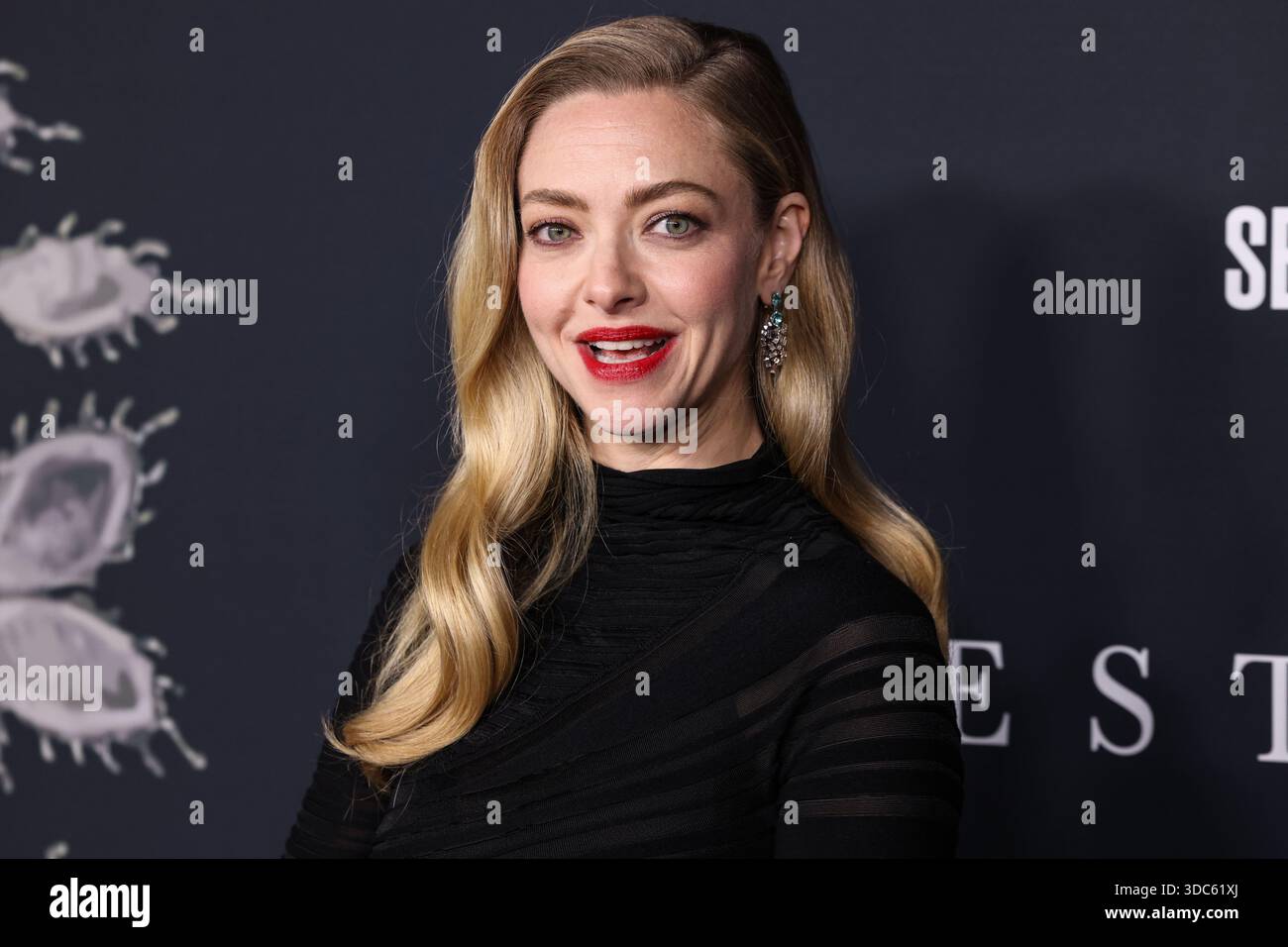 HOLLYWOOD, LOS ANGELES, CALIFORNIA, USA - 14 DICEMBRE: L'attrice americana Amanda Seyfried con Giorgio Armani arriva alla premiere di Los Angeles di "The Testament of Ann Lee" della Searchlight Pictures tenutasi presso l'Academy of Motion Picture Arts and Sciences - Linwood Dunn Theater il 14 dicembre 2025 a Hollywood, Los Angeles, California, Stati Uniti. (Foto di Xavier Collin/Image Press Agency) Foto Stock