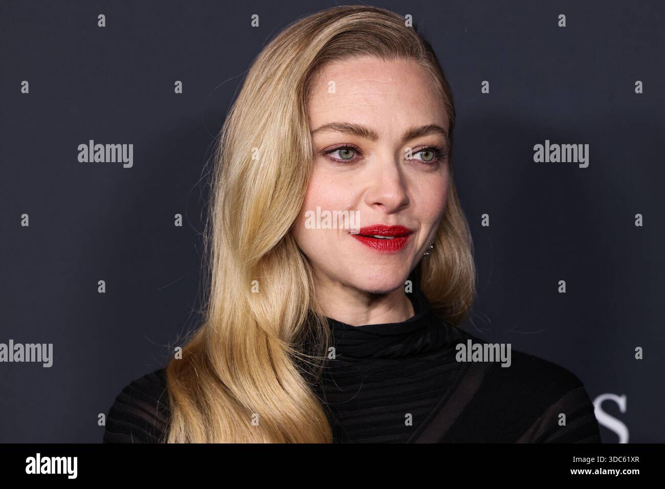 HOLLYWOOD, LOS ANGELES, CALIFORNIA, USA - 14 DICEMBRE: L'attrice americana Amanda Seyfried con Giorgio Armani arriva alla premiere di Los Angeles di "The Testament of Ann Lee" della Searchlight Pictures tenutasi presso l'Academy of Motion Picture Arts and Sciences - Linwood Dunn Theater il 14 dicembre 2025 a Hollywood, Los Angeles, California, Stati Uniti. (Foto di Xavier Collin/Image Press Agency) Foto Stock