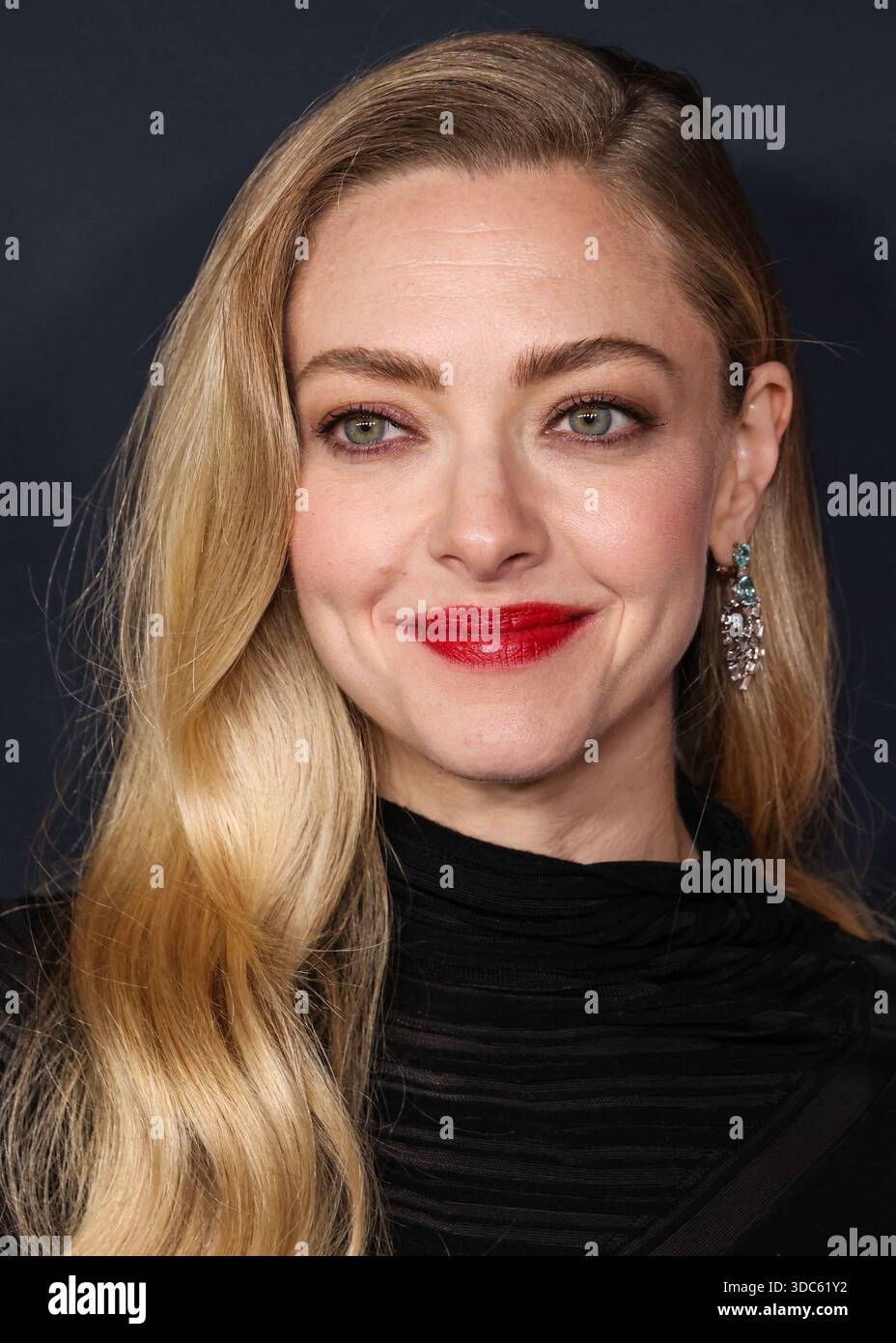 HOLLYWOOD, LOS ANGELES, CALIFORNIA, USA - 14 DICEMBRE: L'attrice americana Amanda Seyfried con Giorgio Armani arriva alla premiere di Los Angeles di "The Testament of Ann Lee" della Searchlight Pictures tenutasi presso l'Academy of Motion Picture Arts and Sciences - Linwood Dunn Theater il 14 dicembre 2025 a Hollywood, Los Angeles, California, Stati Uniti. (Foto di Xavier Collin/Image Press Agency) Foto Stock