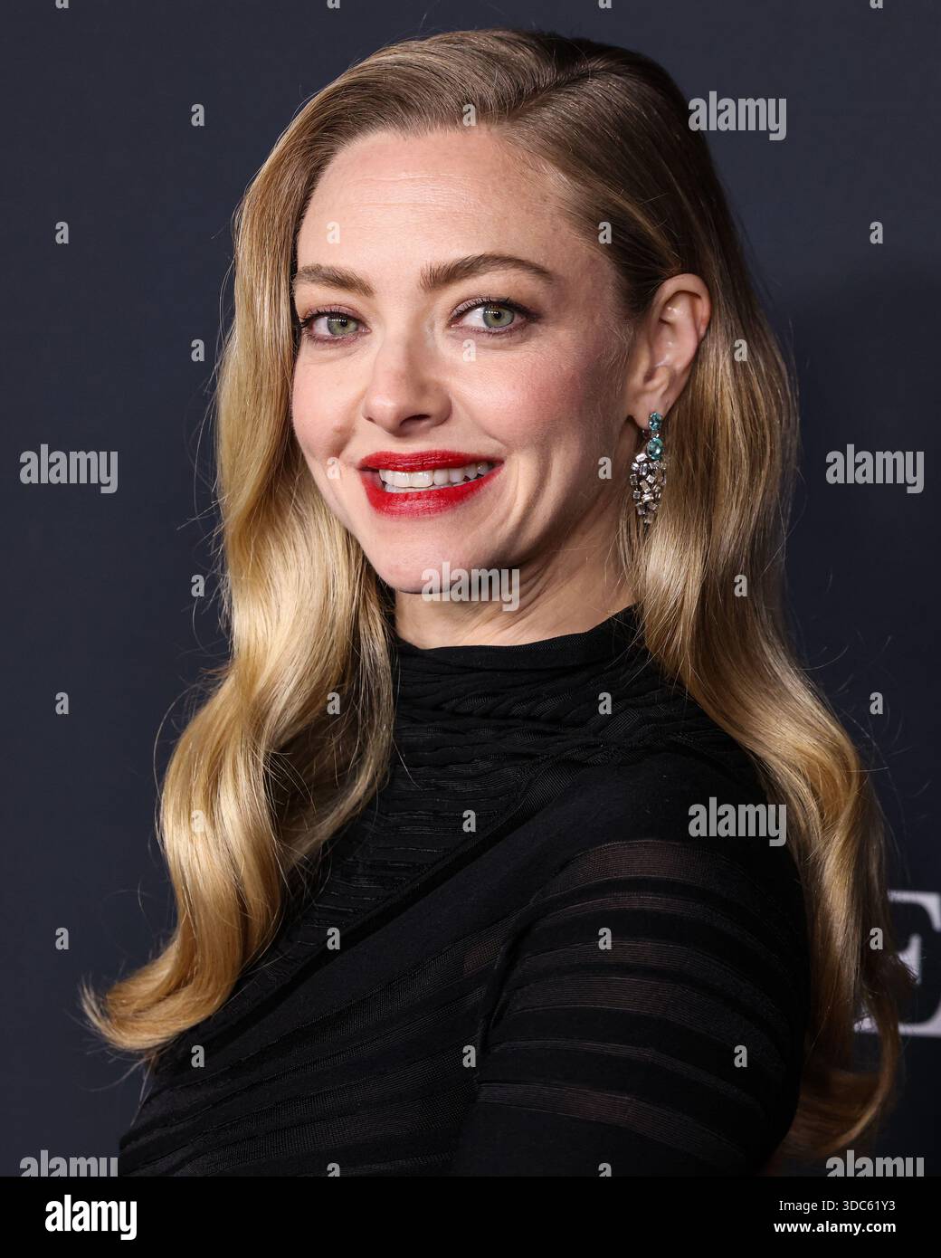 HOLLYWOOD, LOS ANGELES, CALIFORNIA, USA - 14 DICEMBRE: L'attrice americana Amanda Seyfried con Giorgio Armani arriva alla premiere di Los Angeles di "The Testament of Ann Lee" della Searchlight Pictures tenutasi presso l'Academy of Motion Picture Arts and Sciences - Linwood Dunn Theater il 14 dicembre 2025 a Hollywood, Los Angeles, California, Stati Uniti. (Foto di Xavier Collin/Image Press Agency) Foto Stock