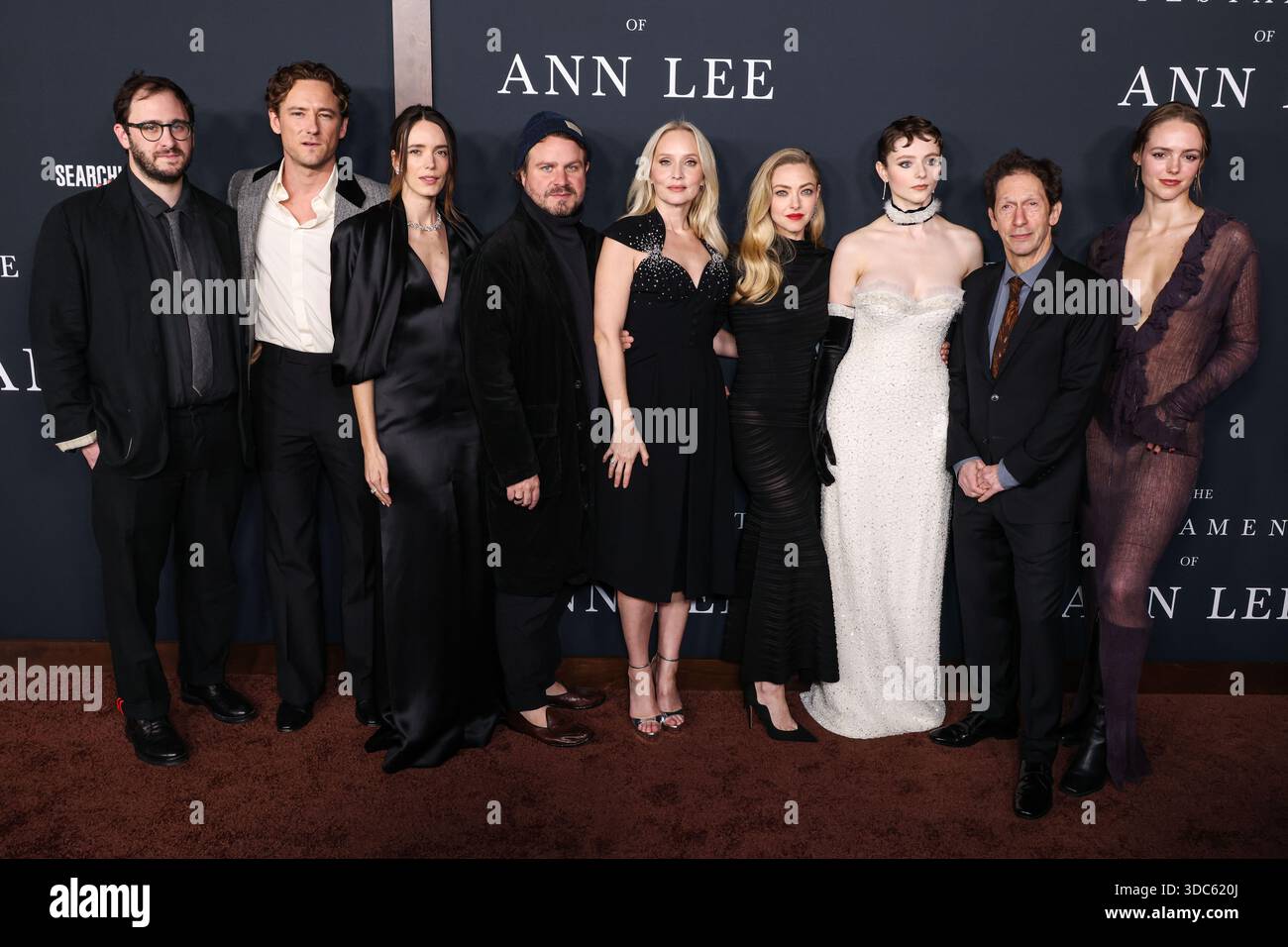 HOLLYWOOD, LOS ANGELES, CALIFORNIA, STATI UNITI - 14 DICEMBRE: Andrew Morrison, l'attore americano Lewis Pullman, l'attrice francese Stacy Martin, Brady Corbet, la regista norvegese e attrice Mona Fastvold che indossa Prada, l'attrice americana Amanda Seyfried che indossa Giorgio Armani, l'attrice neozelandese Thomasin McKenzie che indossa Rodarte FW25 RTW, l'attore americano, scrittore, regista e produttore Tim Blake Nelson e l'attrice e regista americana Natalie Shinnick arrivano alla premiere di Los Angeles della Searchlight Pictures 'The Testament of the Arts of the Motion Academy Foto Stock