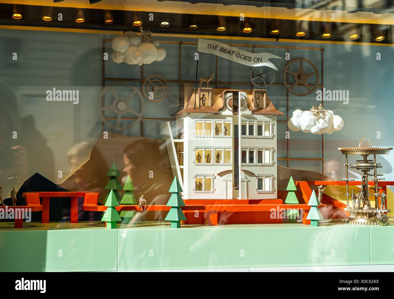 Parigi, Francia - 30 ottobre 2025: Mostra negozio The Beat Goes on Audemars Piguet shop window brand and time mechanisms Foto Stock