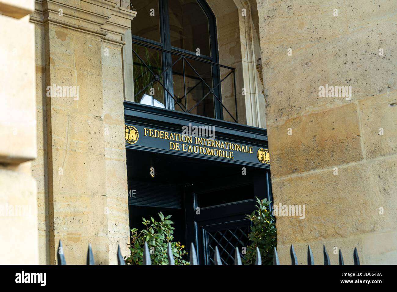 Parigi, Francia - 30 ottobre 2025: Ingresso alla sede della Federazione Internazionale dell'Automobile FIA a Parigi. Insegna sotto la porta Foto Stock