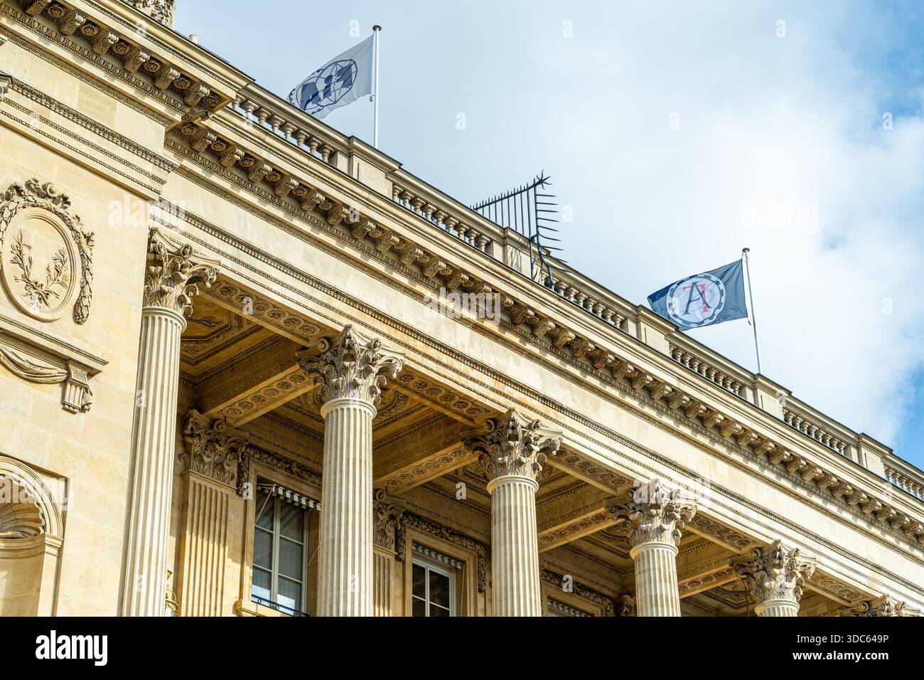 Parigi, Francia - 30 ottobre 2025: Bandiera FIA sulla strada di costruzione ingresso alla sede della Federazione Internazionale dell'Automobile FIA a Parigi. Firma banne Foto Stock