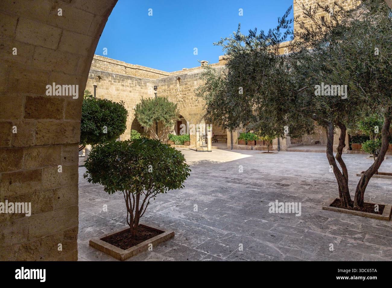 MARDIN, TURCHIA - 11 OTTOBRE 2020: Questo è uno dei vecchi cortili interni dell'antico monastero cristiano assiro. Foto Stock