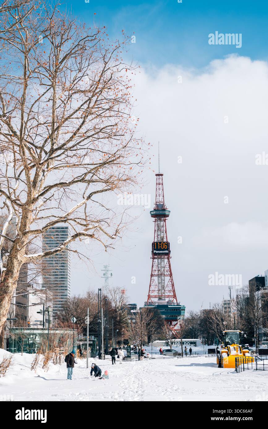 Sapporo, Hokkaido, Giappone - 16 febbraio 2024: Scena invernale sulla neve del Parco odori e Torre della televisione di Sapporo Foto Stock