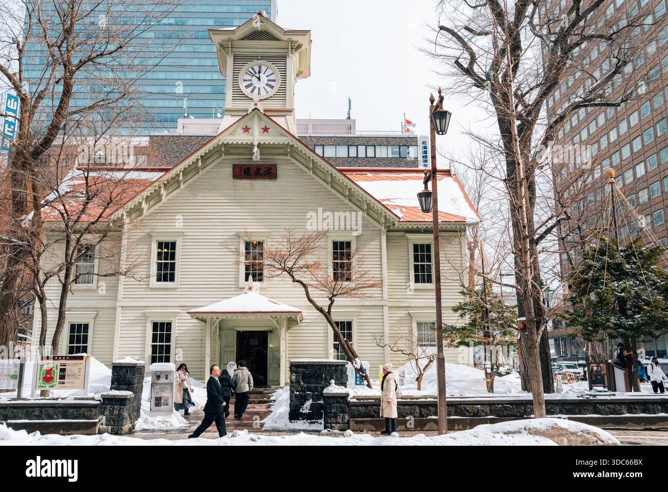 Sapporo, Hokkaido, Giappone - 16 febbraio 2024: Scena invernale della Torre dell'orologio di Sapporo Foto Stock