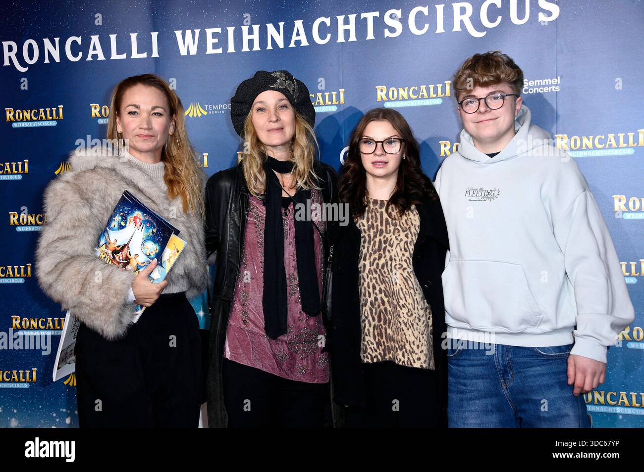 Lisa Maria Potthoff e Jeanette Hain mit Tochter Malou Hain und Gast bei der Premiere des 21. Roncalli Weihnachtscircus originale 2025 im Tempodrom. Berlino, 19.12.2025 *** Lisa Maria Potthoff e Jeanette Hain con la figlia Malou Hain e ospite alla prima del 21 Roncalli Weihnachtscircus originale 2025 al Tempodrom Berlin, 19 12 2025 foto:Xn.xKubelkax/xFuturexImagex roncalli_5274 Foto Stock