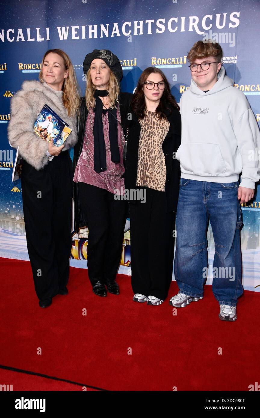 Lisa Maria Potthoff e Jeanette Hain mit Tochter Malou Hain und Gast bei der Premiere des 21. Roncalli Weihnachtscircus originale 2025 im Tempodrom. Berlino, 19.12.2025 *** Lisa Maria Potthoff e Jeanette Hain con la figlia Malou Hain e ospite alla prima del 21 Roncalli Weihnachtscircus originale 2025 al Tempodrom Berlin, 19 12 2025 foto:Xn.xKubelkax/xFuturexImagex roncalli_5273 Foto Stock