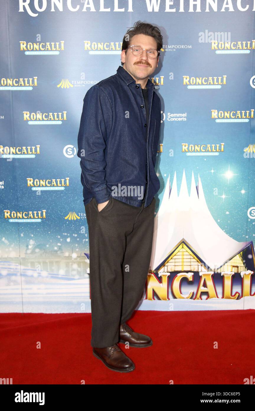 Hanno Koffler bei der Premiere des 21. Roncalli Weihnachtscircus originale 2025 im Tempodrom. Berlino, 19.12.2025 *** hanno Koffler alla prima del 21 Roncalli Weihnachtscircus originale 2025 al Tempodrom Berlin, 19 12 2025 foto:xAgenturxWehnertx/xGränzdörferx/xFuturexImagex roncalli_5426 Foto Stock