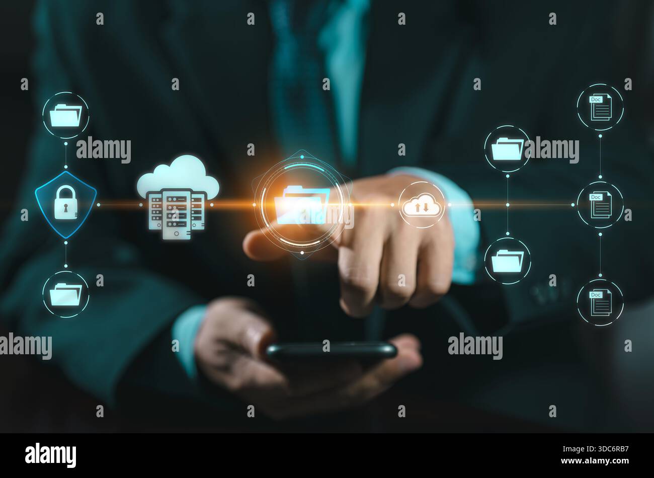 Concetto di sistema di gestione dei documenti DMS. Memorizzazione dei dati. Uomo d'affari che utilizza un tablet e tocca l'icona della cartella per eseguire ricerche nei database con schermo virtuale. Foto Stock