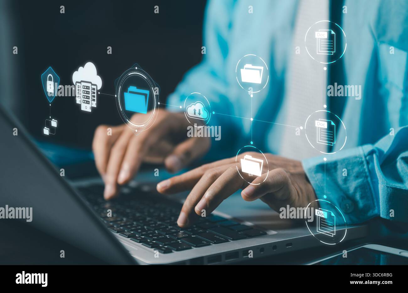Concetto di sistema di gestione dei documenti DMS. Memorizzazione dei dati. Uomo d'affari che utilizza un tablet e tocca l'icona della cartella per eseguire ricerche nei database con schermo virtuale. Foto Stock